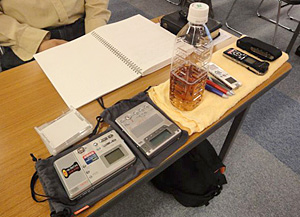 礼拝・聖書講座に必要な筆記用具・録音機器の写真